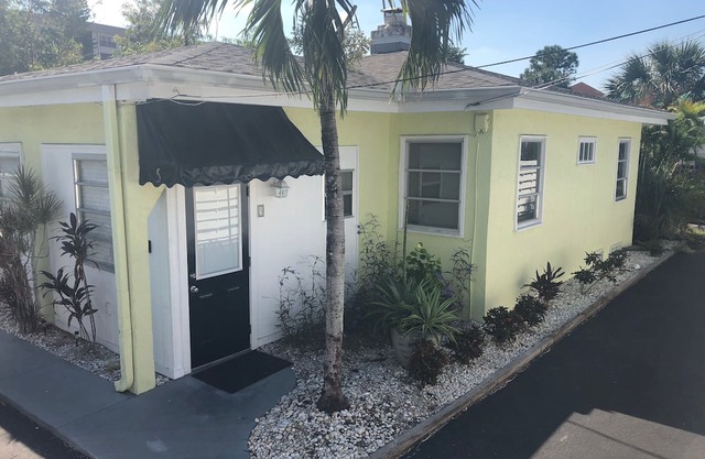 Private Beach 1 Block To Lido Beach. 1/2 Mile St. Armand Circle