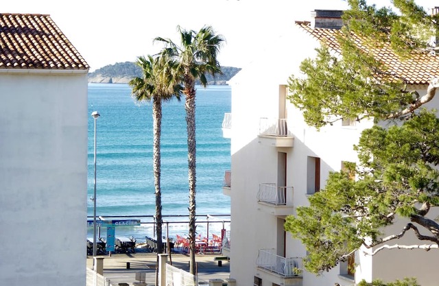 T2 50 m, air-conditioned, with garage in a small quiet property.