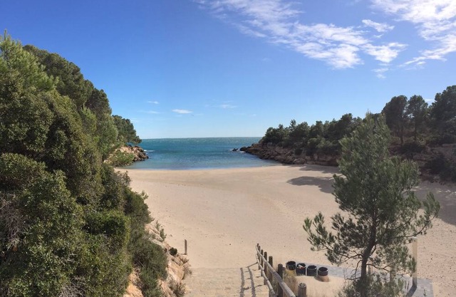 Air-conditioned villa 9/10 people in large fenced garden 150 m from the sea