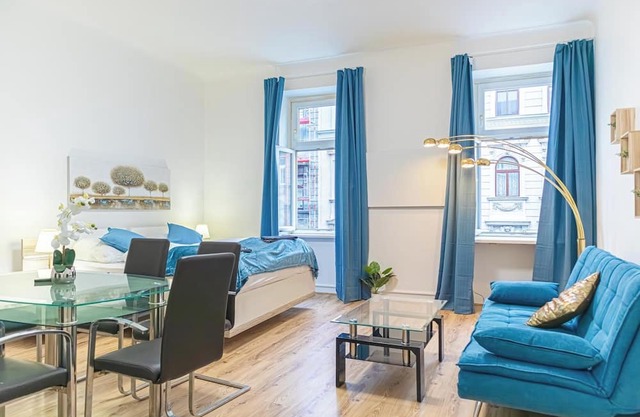 Elegant 2BR Apt Steps from Westbahnhof