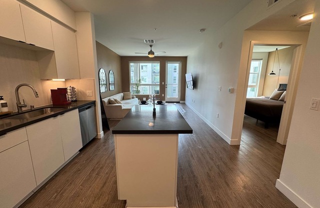 Luxury Stay Near Disneyland Pool Gym Free Parking