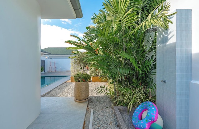 3BR Walk to Beach 7 Min to Beach V189