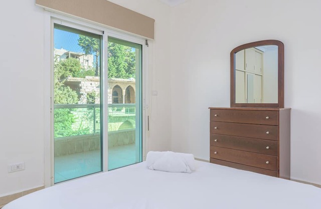 Glint 3-Br Apartment & Balcony in Aley