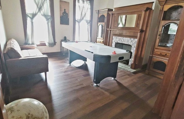 Charming 4-bedroom house with AC and WiFi in Hamilton