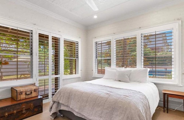 Cozy renovated studio/study in Grand home. Garden & pool access - 2 mins to CBD.