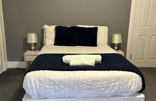 Balham Spacious Deluxe Apartment with Delightful Garden sleeps 14n