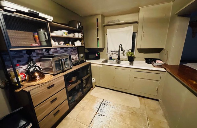 Charming 3-bedroom cottage with WiFi and AC in wonderful Corcoran