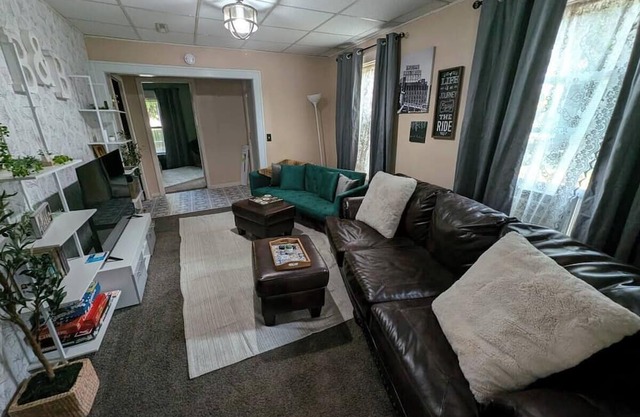 The Bungalow @ Garfield Park, 5 min walk to Avera St. Lukes.