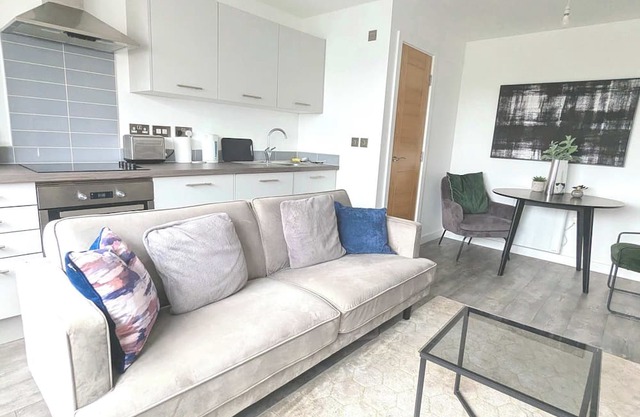 Luxury 2 Bed Apt - 15 Mins to Solihull Centre