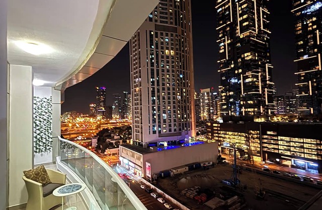 Luxurious 1-Bedroom Apartment in Dubai Marina: Pool, Hot Tub & Workspace