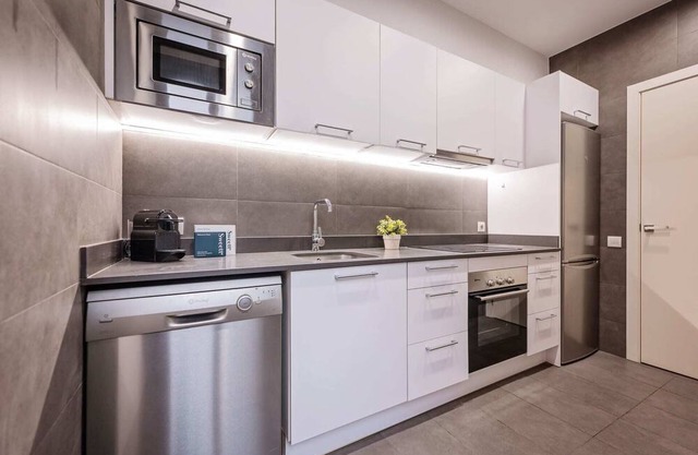 Gran Via 302 - Two Bedroom Apartment, Sleeps 4