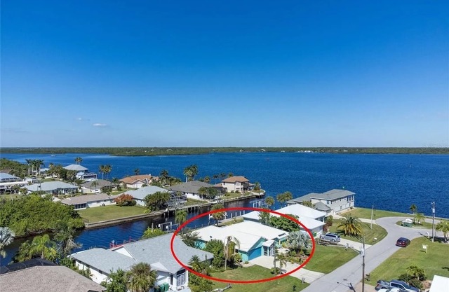 Barefoot Villa, Boating, Beaches, WIFI, Heated Pool, and so much more