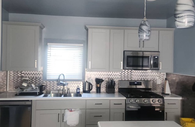 Spacious 4-bedroom house with AC and WiFi in charming Cleveland Neighborhoodn