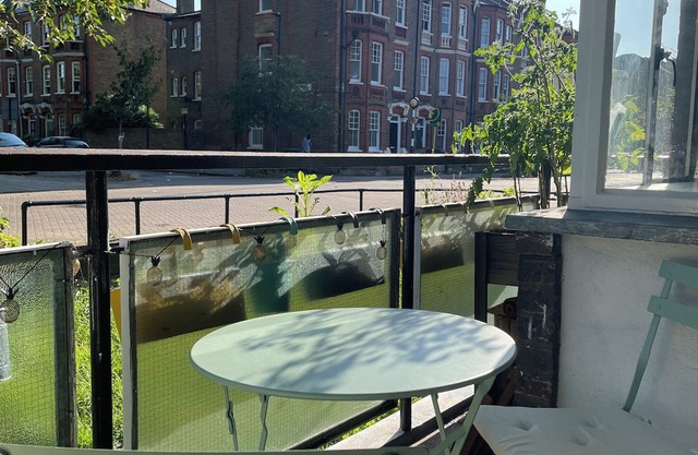 Spacious 1 bed flat in zone 2