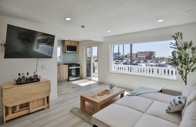 STEPS TO PRIVATE BEACH FRONT PANORAMIC OCEAN VIEWS! Home - parking lot - sand.