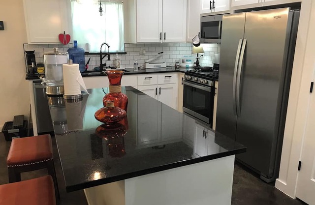 Charming 3-bedroom house with excellent WiFi and super cold AC in Bastrop