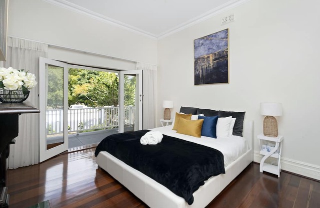 Grand Hyde Park 3 Bedroom Home by WorldWide Welcome