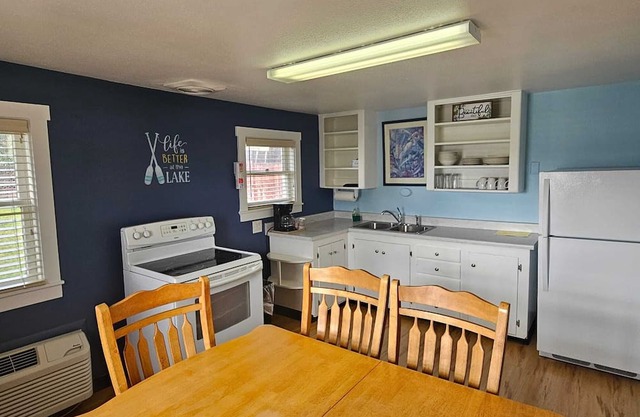 Cabin with 1 Queen bed & 2 Doubles /Kitchen