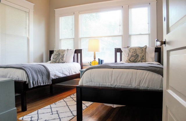 The Honey House - Walk to Downtown and Train