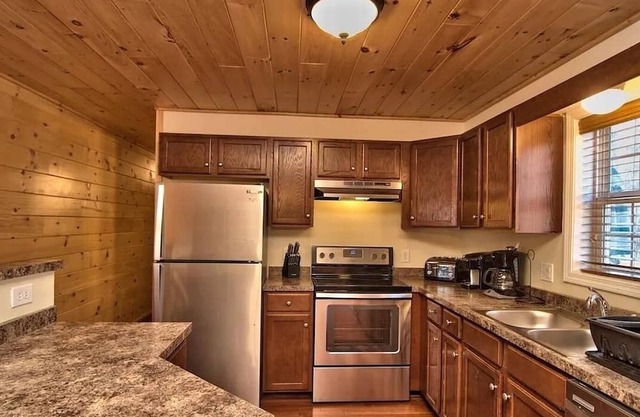 Lux Cabin-5min to SKI SLOPES, BIG game room/Bar, BB Court, HOT TUB, FIRE PIT!