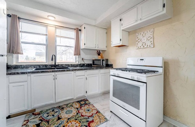 Large 5-Bed, 2-Bath Central Akron Group House