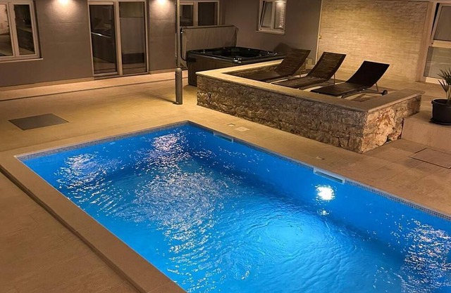 Villa with pool and whirlpool