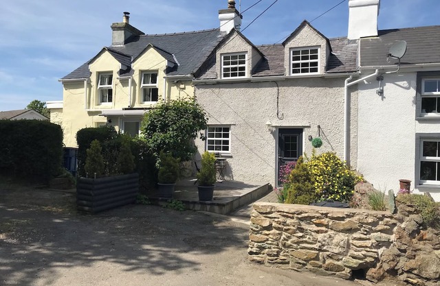 TY BOBBET, pet friendly, with open fire in Amlwch