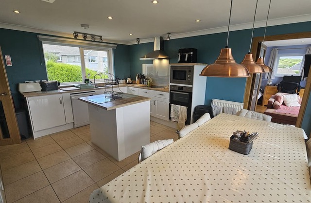 Sunnybanks - a holiday home that sleeps 8 guests in 4 bedrooms