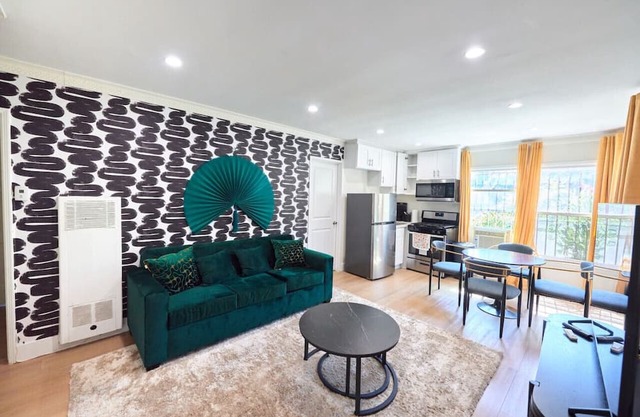 Luxury Stylish Apt. On Sunset Blvd Sleeps 6