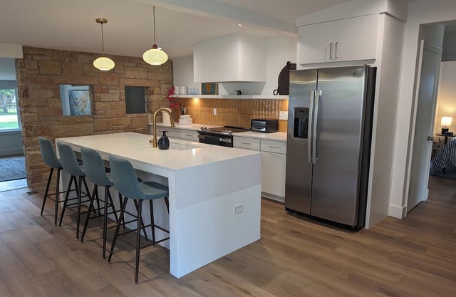 Newly Renovated Mid-Century Modern Lake Cottage