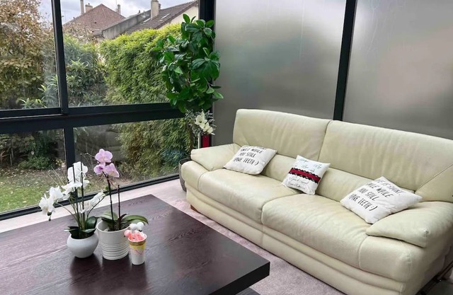 Élégante Maison Avec Veranda de Deux Étages à Proximité du Stade de France