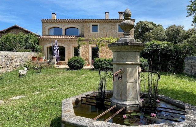 Maison de Campagne Spacieuse et Calme Avec Piscine