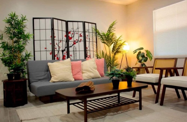 2 king beds, large yard, laundry