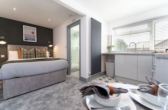 Inviting Studio w/luxury shower, parking & Netflix