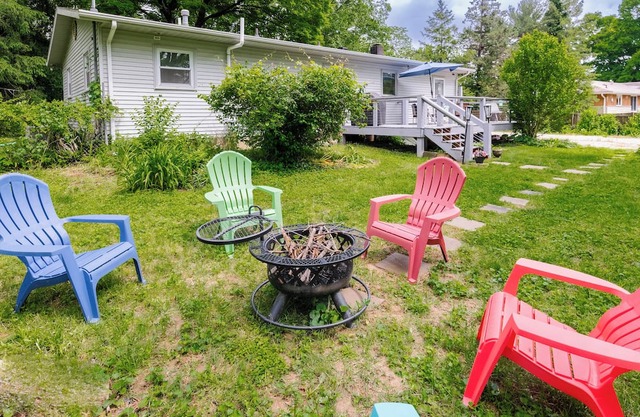 2 mins to IU sports & Griffy Lake! Ranch retreat w/game room. Pet-friendly!