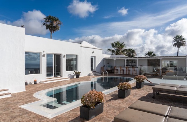 Vacation Villa 'Casa Serena Luxury' with Sea View, Wi-Fi and Air Conditioning