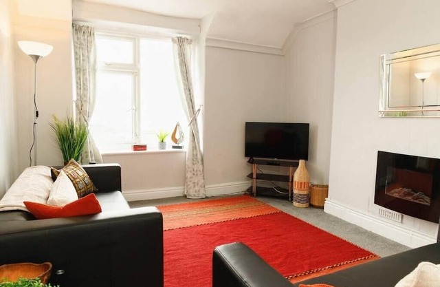 Seaside Escape: Peaceful 2BR in Picturesque Wales