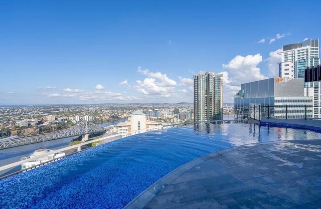 S905 Modern 1B1B Apt in the Heart of CBD w Pool + Gym