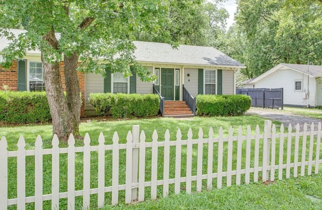 Sunset Cottage: 2 bed 1 bath, Pet-Friendly.