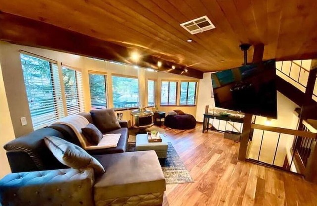 Beautiful Townhome Next To The Lake & Village