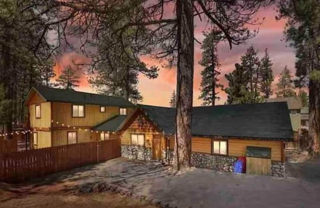 Cheerful 4 bedroom cabin with hot tub & lounge