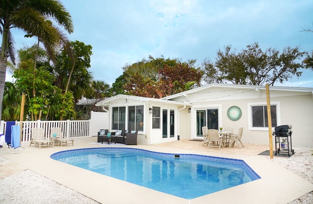 Waterfront, pool, golf cart, kayaks & paddle board