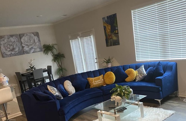 Spacious 5-bedroom house with AC and WiFi in beautiful Lithia Springs