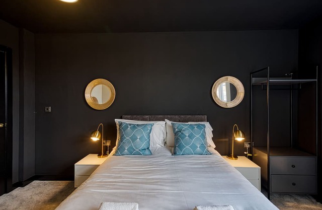 Renaissance 3: 1 BR in Southport's Premier Block