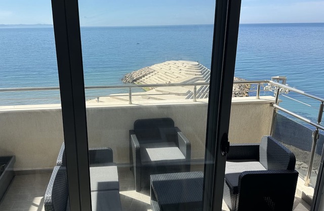 Beachfront BS Apartment 6