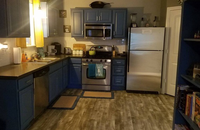 Lazy dog cottage, dog friendly Cozy cottage nestled in the trees n