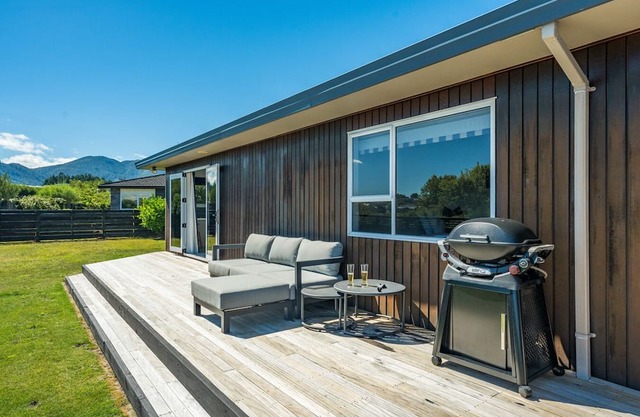 Retreat on Harvey Street. Lake Views, Spa Pool, 5 Bedrooms, Close to Town & Lake