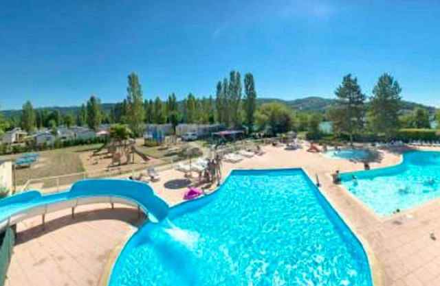 Homerez - Beautiful bungalow for 5 ppl. with shared pool and terrace at Condrieu