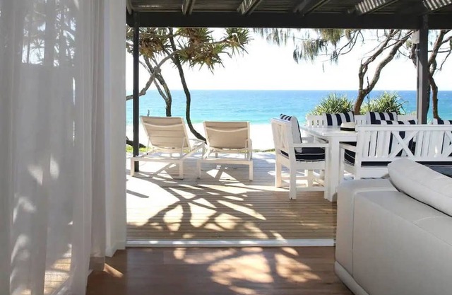 LUXURY ABSOLUTE BEACHFRONT HOLIDAY SUNSHINE COAST