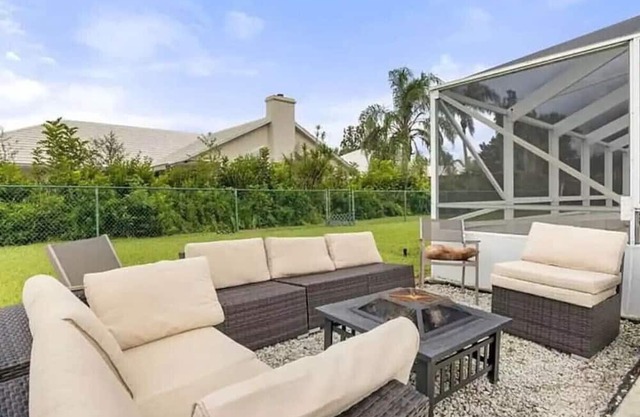 Massive 6 bedroom with pool!